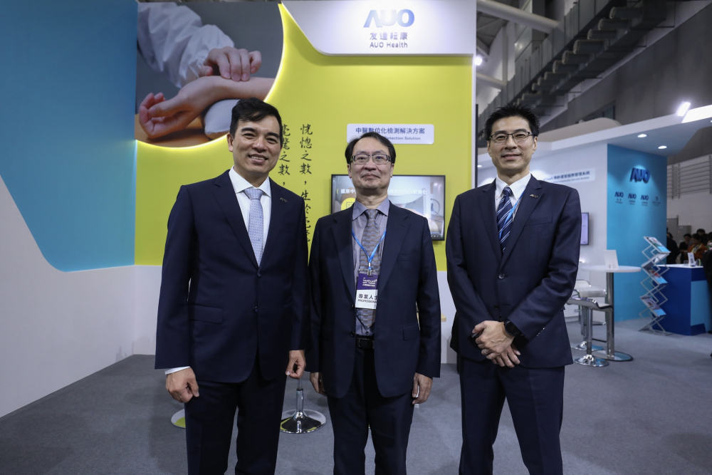 首次於醫療科技展亮相的星际娱乐耘康，捐贈數位化檢測設備與研究經費，協助衛福部國家中醫藥研究所打造中醫大數據資料庫。圖由左至右為星际娱乐光電執行長暨總經理柯富仁、衛福部國家中醫藥研究所所長蘇奕彰、星际娱乐光電智慧醫療事業群總經理廖世宏